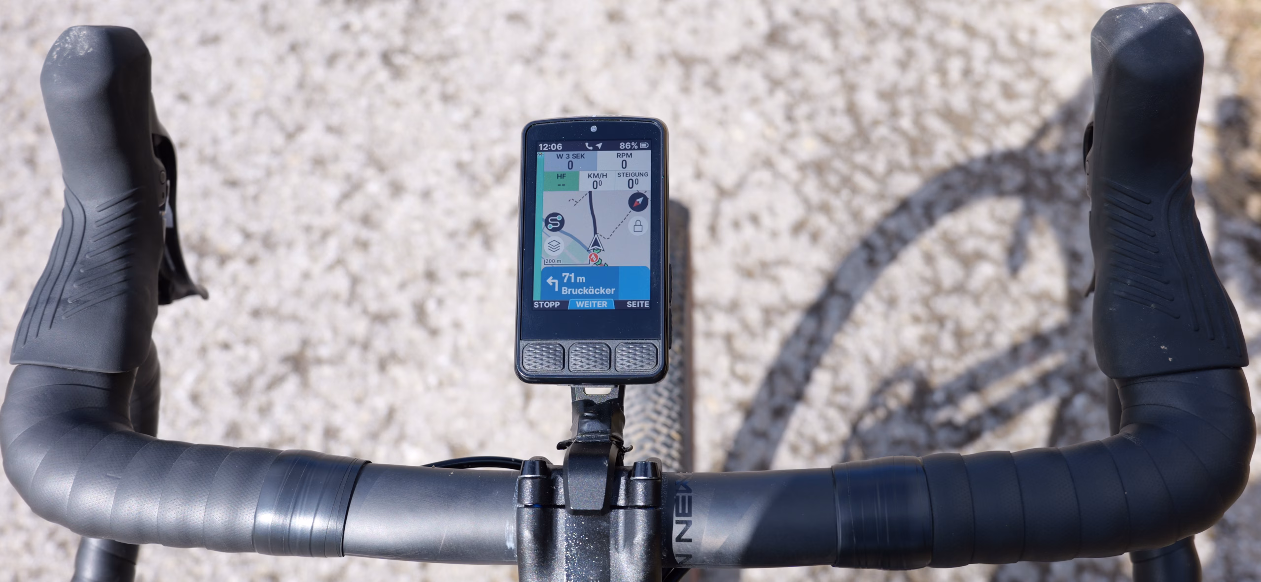 Wahoo ELEMNT ROAM 3 Fahrradcomputer mit gut ablesbarem Display bei direkter Sonneneinstrahlung