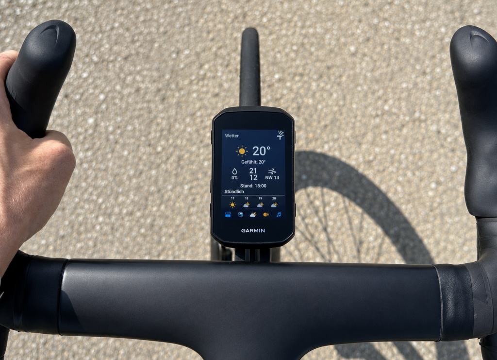 Blick aus der Fahrerperspektive auf einen Garmin Edge 850 am Fahrradlenker. Auf dem Display ist eine Wetterübersicht mit 20 Grad, Wind und stündlicher Vorhersage zu sehen.