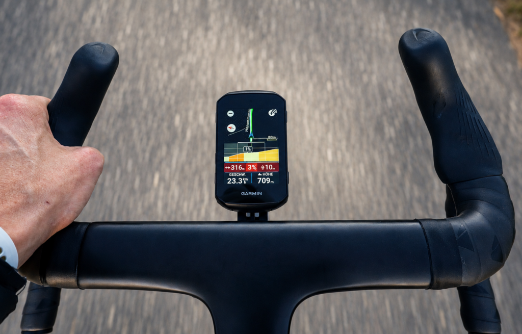 Garmin Edge 850 am Rennradlenker während der Fahrt mit Navigation und Steigungsanzeige