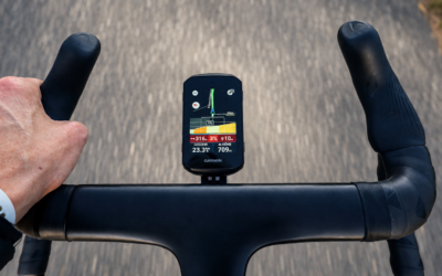 Garmin Edge 850 am Rennradlenker während der Fahrt mit Navigation und Steigungsanzeige