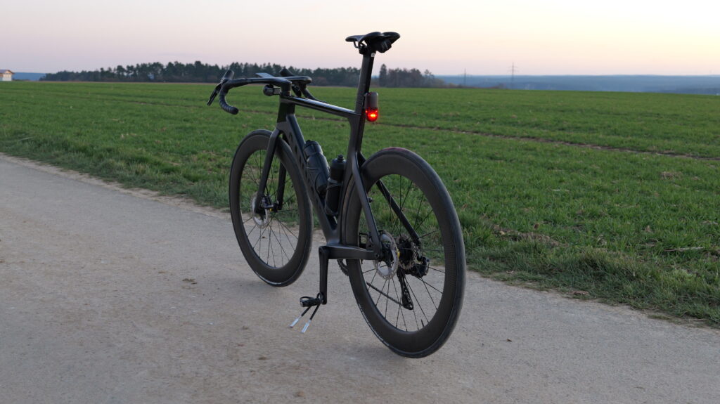 Garmin RearVue 820 Radar am Canyon Aeroad mit Aero-Sattelstütze auf Feldweg bei Dämmerung.
