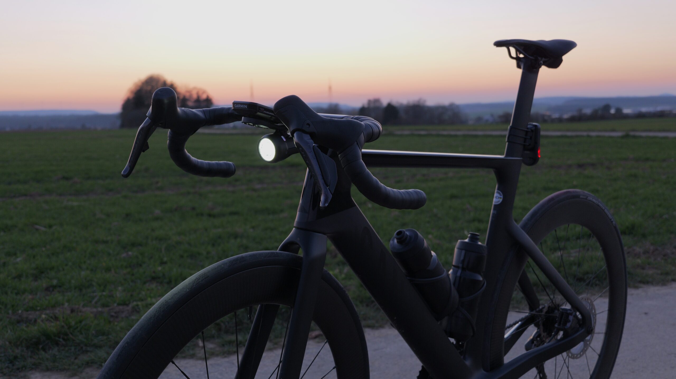 Lupine-SL-Grano_Am_Canyon_Aeroad_Praxistest Lupine SL Grano am Canyon Aeroad im Praxistest bei Dämmerung, montiert unter einem Garmin-Frontmount am Rennradlenker