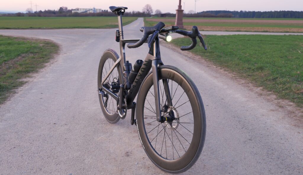 Canyon Aeroad mit montierter Lupine SL Grano auf einer Landstraße bei Dämmerung im Praxistest