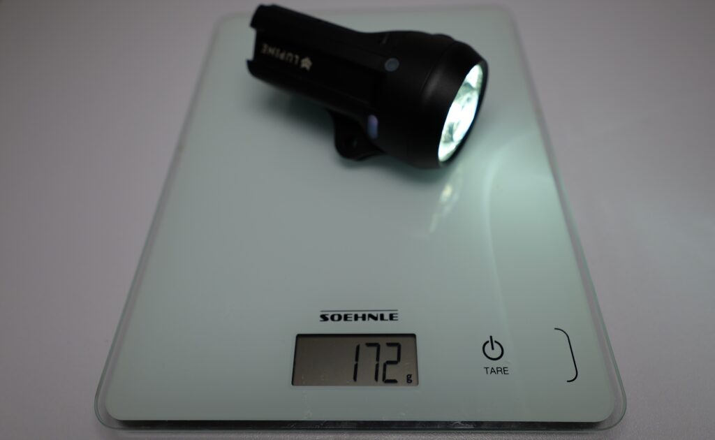 Lupine SL Grano auf einer Waage im Test mit gemessenem Gewicht von 172 Gramm