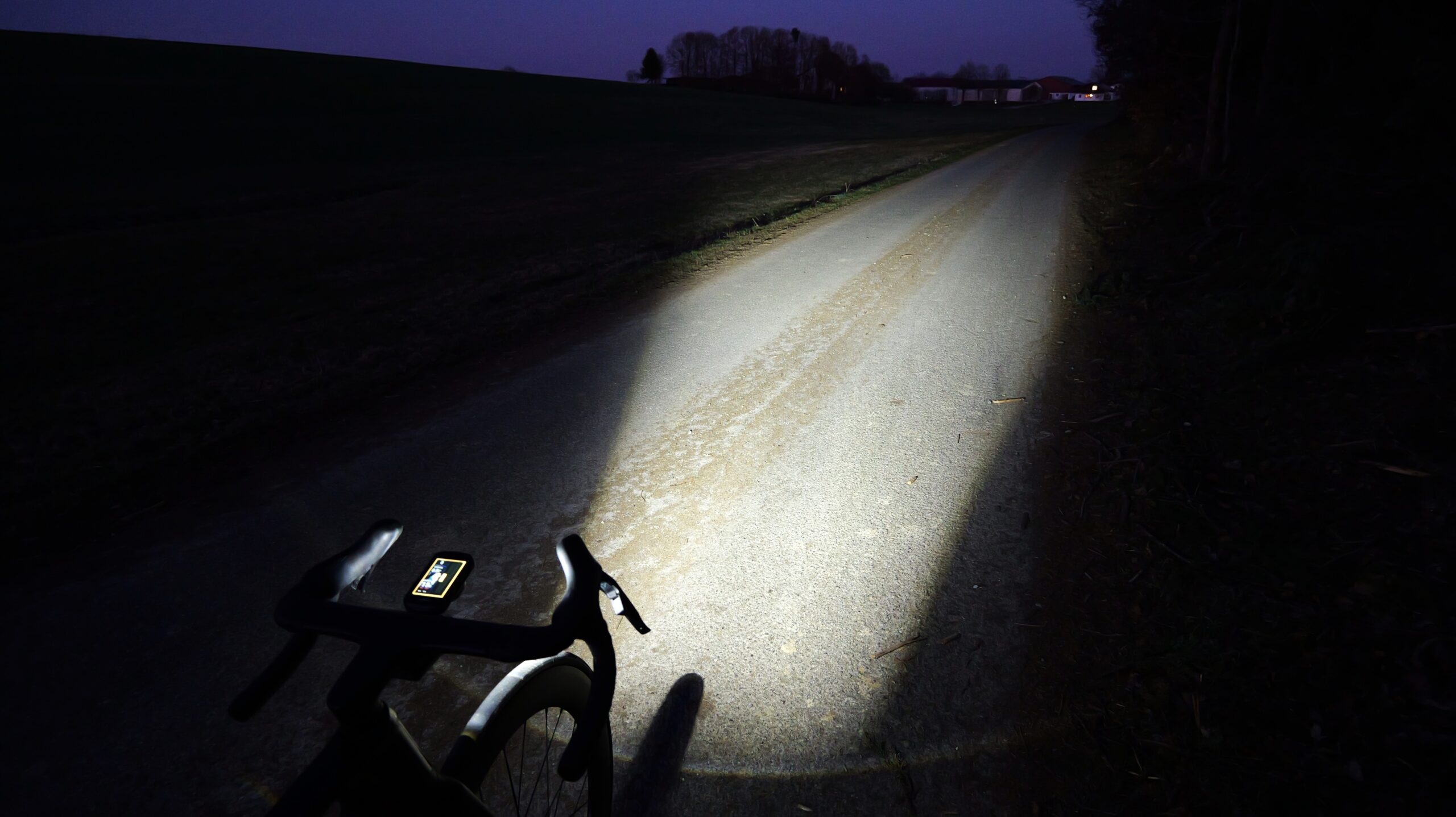 Lichtkegel der Lupine SL Grano auf einer dunklen Straße mit breiter und weiter Ausleuchtung