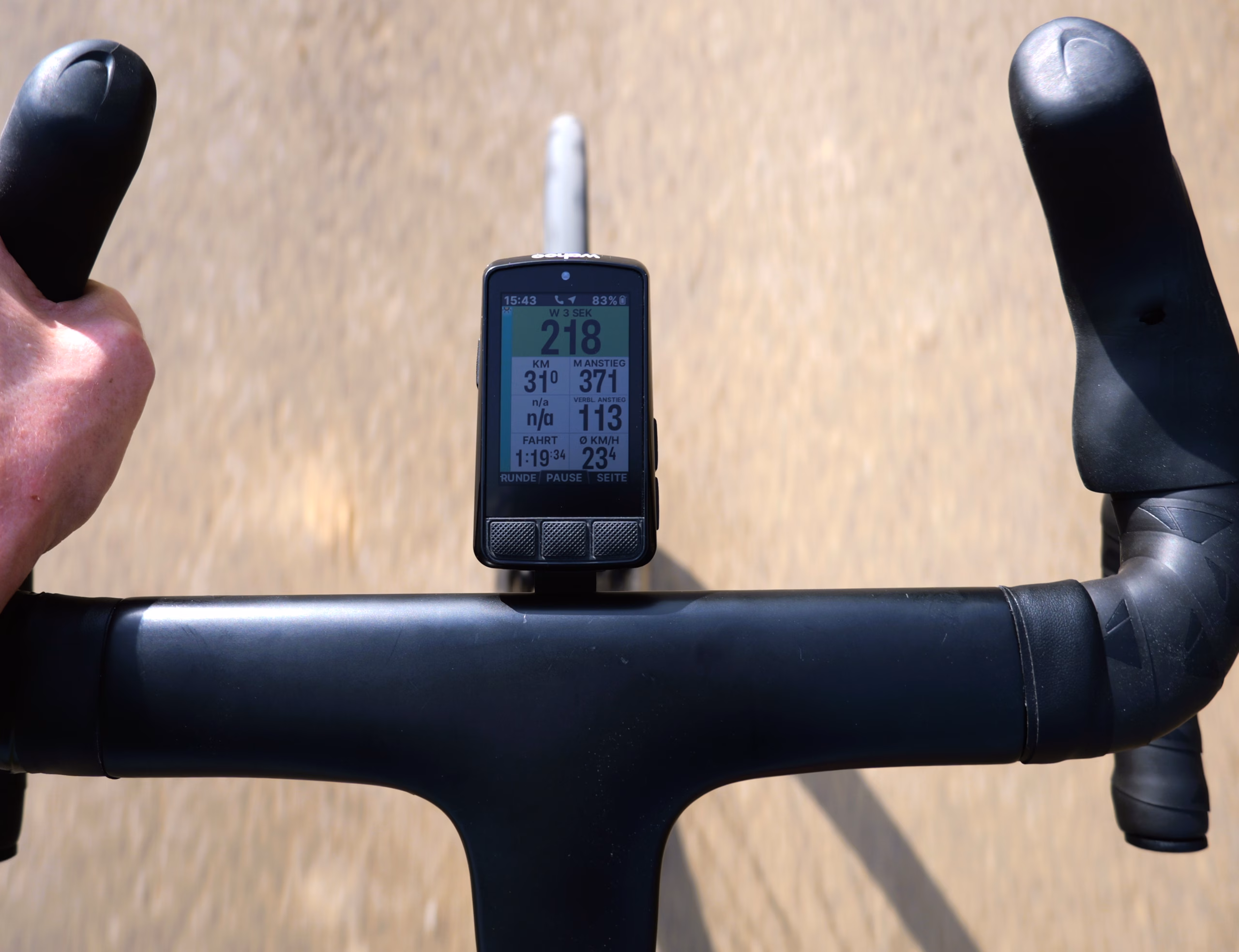 Wahoo ELEMNT BOLT V3 am Rennradlenker mit grün dargestellter Leistungszone auf dem Display