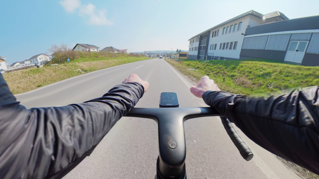 Aerodynamik am Rennrad verbessern mit einem schmalen Lenker und passendem Cockpit