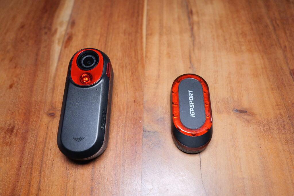 rct716.jpg iGPSPORT SR Mini neben dem Garmin Varia RCT 716 im direkten Größenvergleich.
