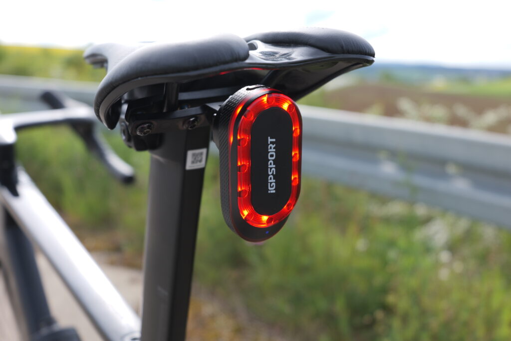iGPSport SR Mini Rücklicht am Canyon Aeroad direkt unter dem Sattel montiert, mit eingeschalteter LED-Beleuchtung.
