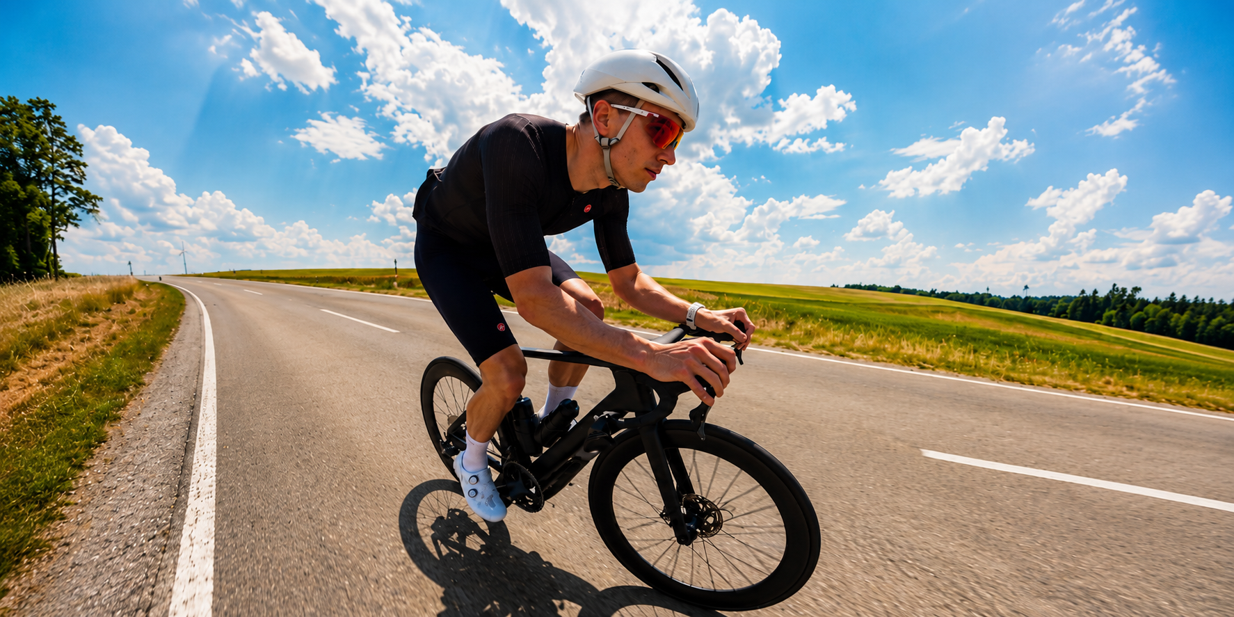 Rennradfahrer trainiert Fahrtechnik für Anfänger