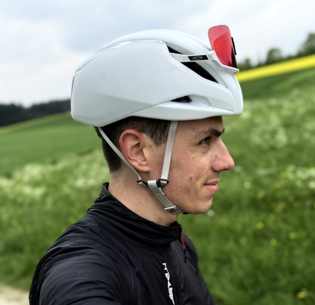 Rennrad Sichtbarkeit erhöhen mit passendem Rennradhelm und sicherer Passform