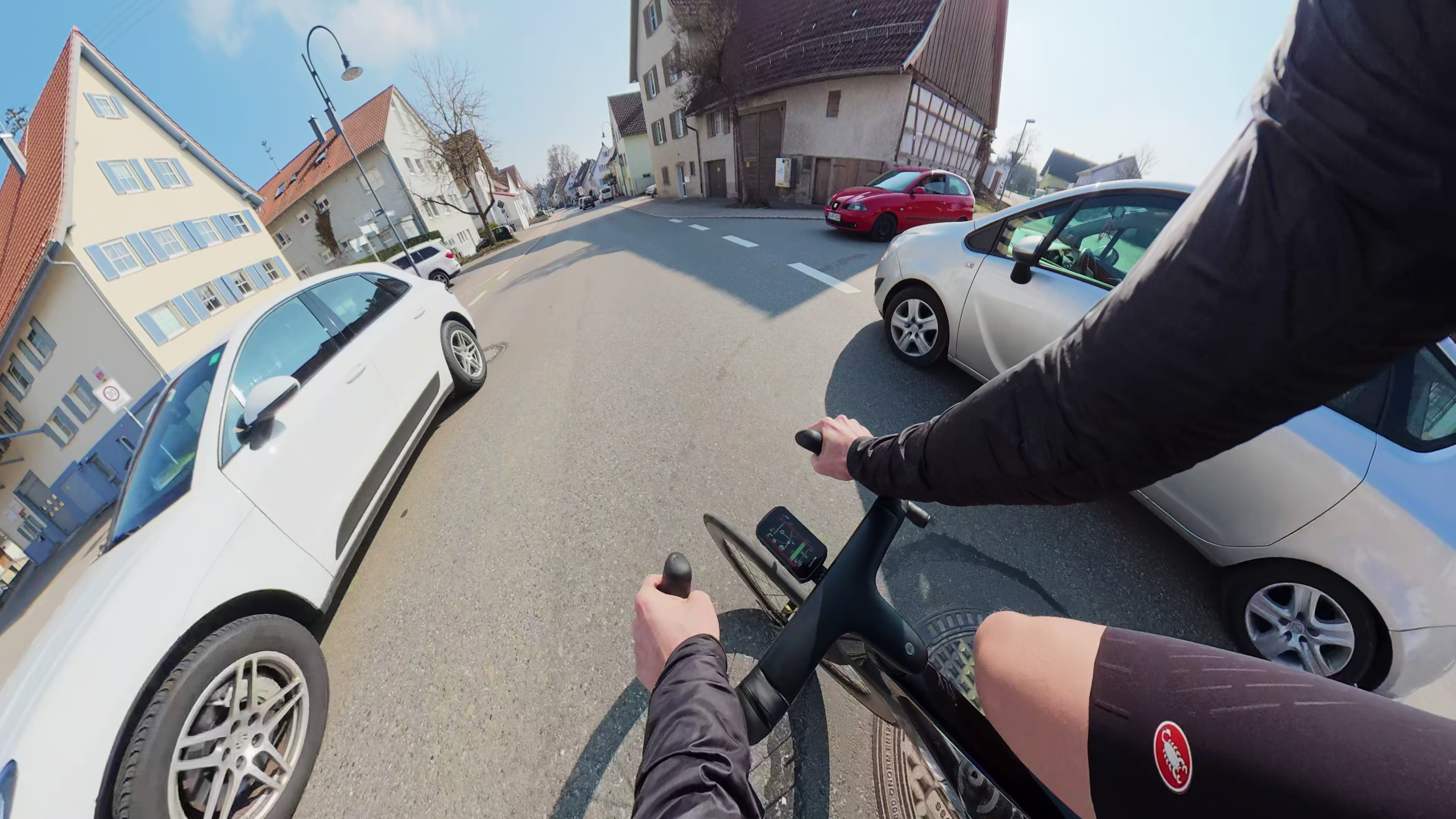 Rennradfahrer im Straßenverkehr mit Fokus auf Sicherheit