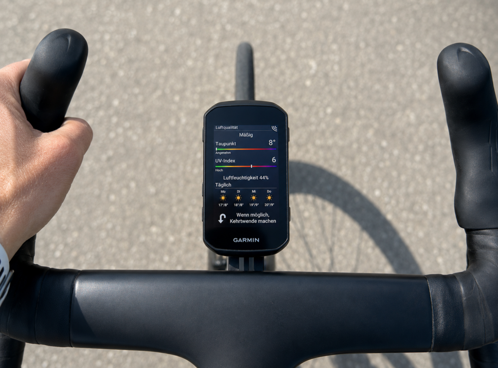 Garmin Edge 850 am Fahrradlenker mit Anzeige für Luftqualität, Taupunkt, UV-Index, Luftfeuchtigkeit und dem Hinweis, wenn möglich eine Kehrtwende zu machen.