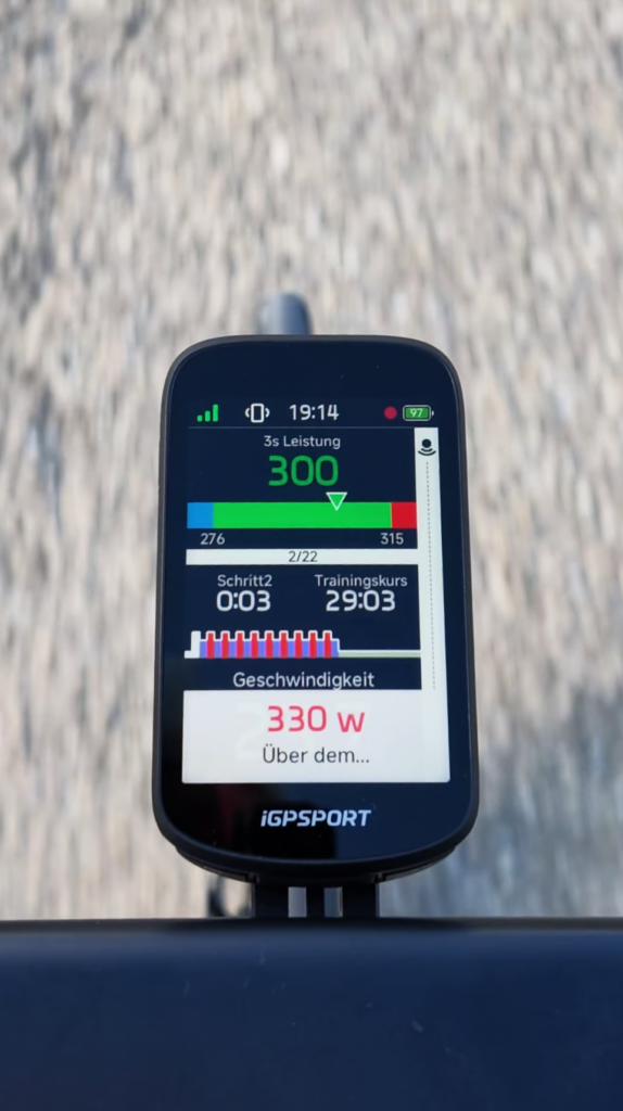 iGPSPORT BSC 500 mit Leistungsziel und Intervallanzeige während eines strukturierten Trainings