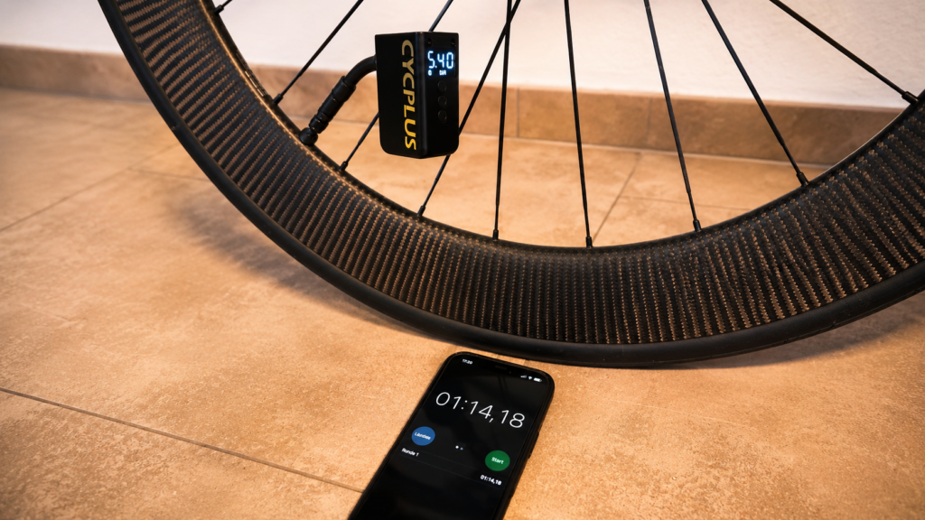 CYCPLUS AS2 Ultra pumpt einen Rennradreifen in 1 Minute 14 Sekunden auf 5,4 Bar