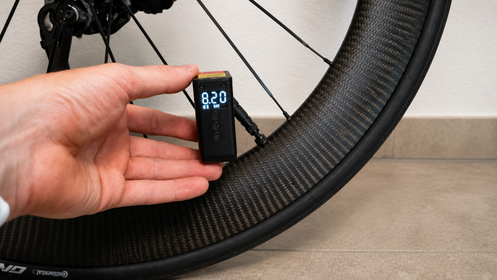 CYCPLUS AS2 Ultra am Rennradventil mit angezeigten 8,2 Bar