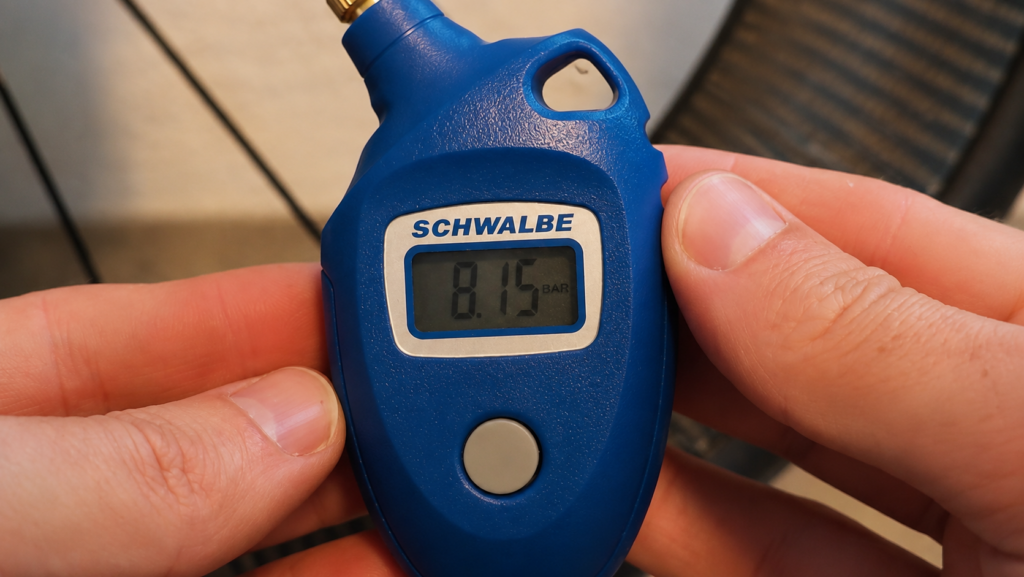 Schwalbe-Druckmesser zeigt nach dem Aufpumpen mit der CYCPLUS AS2 Ultra 8,15 Bar