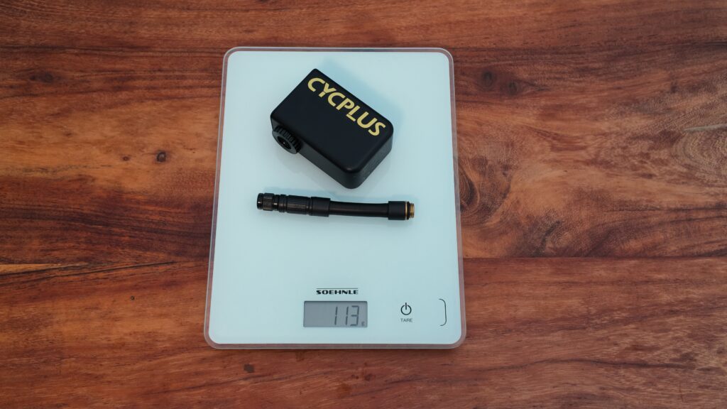 CYCPLUS AS2 Ultra mit Verlängerungsschlauch auf einer Waage bei 113 Gramm