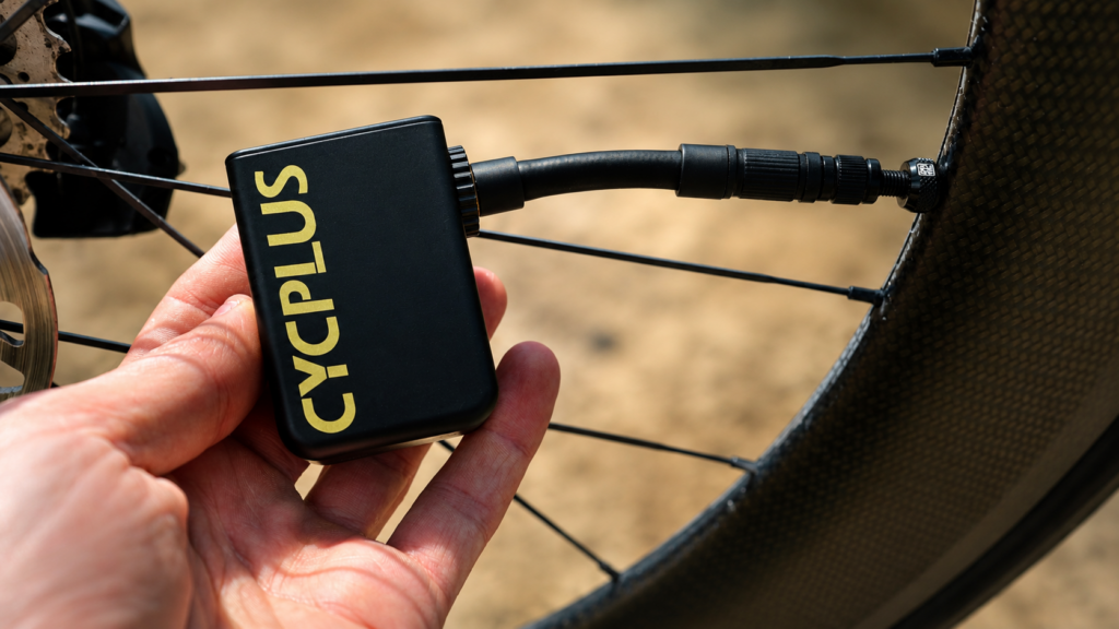 CYCPLUS AS2 Ultra Test: Extrem kompakte E-Pumpe für die Trikottasche