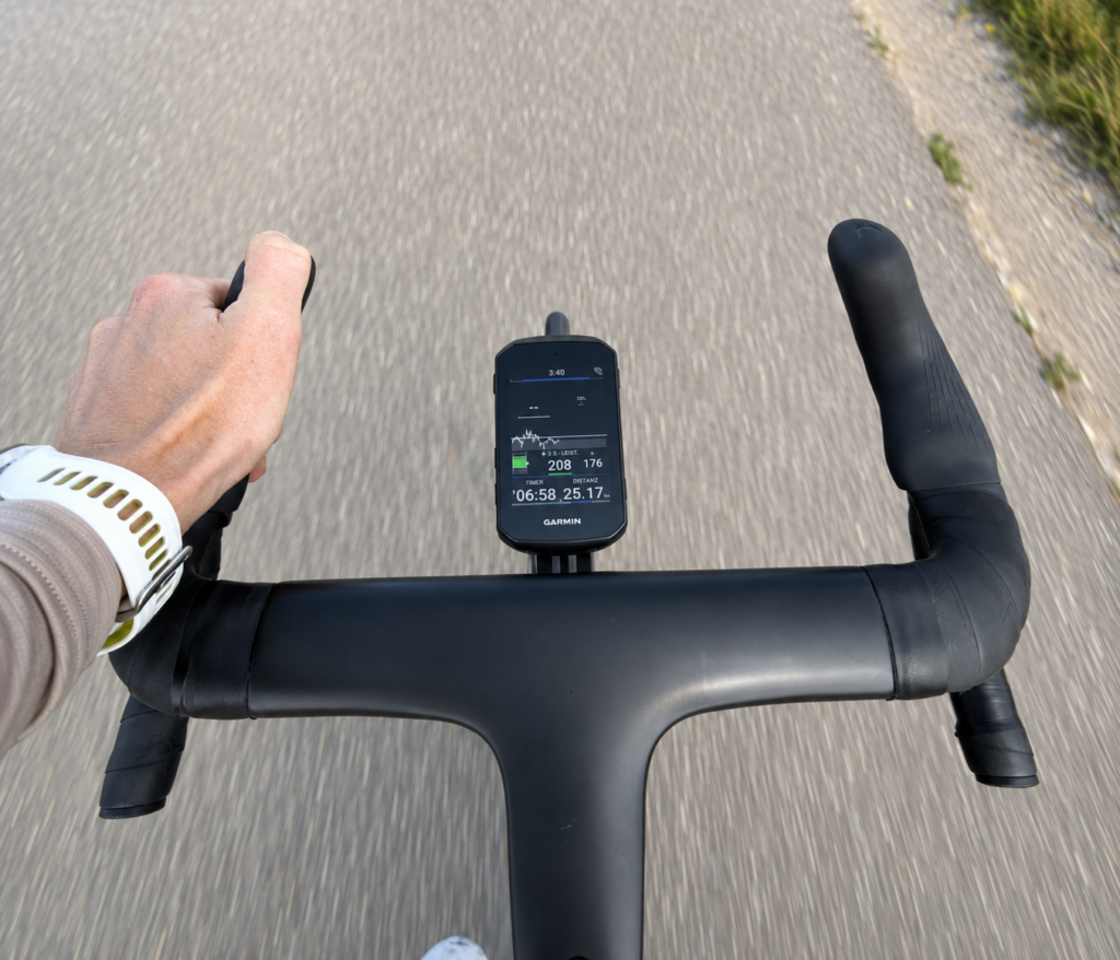 Blick aus der Fahrerperspektive auf einen schwarzen Rennradlenker mit Garmin Edge 850. Auf dem Display sind Trainingsdaten während der Fahrt zu sehen.