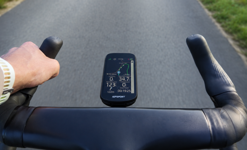 iGPSPORT BSC 500 mit Navigationskarte und Fahrdaten während einer Rennradausfahrt