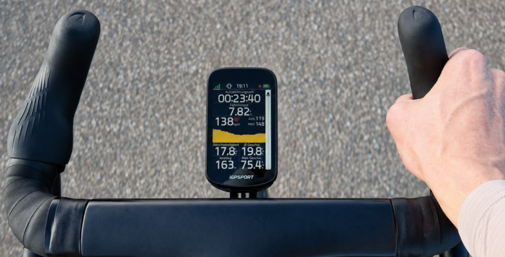 iGPSPORT BSC 500 am Rennradlenker mit Fahrdaten während einer Ausfahrt