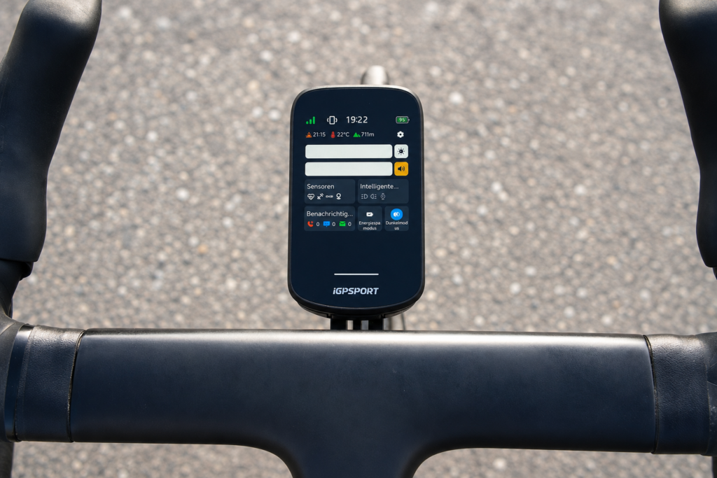 iGPSPORT BSC 500 am Rennradlenker mit geöffnetem Display-Menü bei Tageslicht