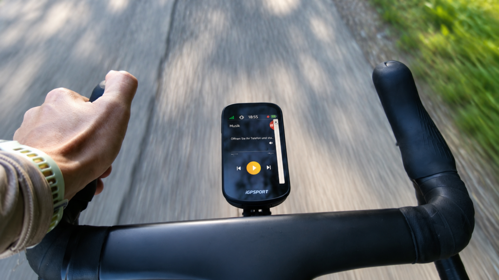 iGPSPORT BSC 500 mit Musiksteuerung während einer Rennradausfahrt
