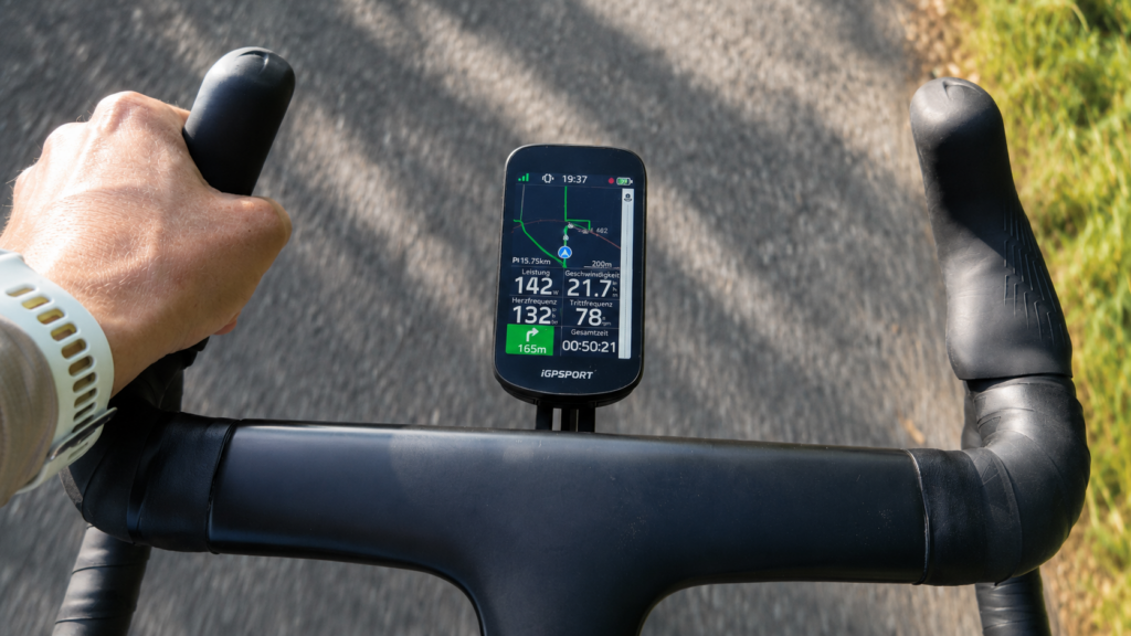 iGPSPORT BSC 500 mit Navigationskarte und Abbiegehinweis am Rennradlenker