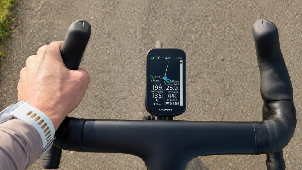 iGPSPORT BSC 500 mit Kartenansicht und Fahrdaten während einer Rennradausfahrt