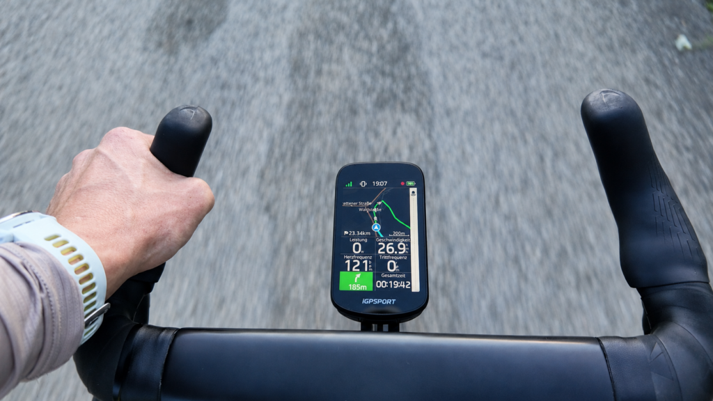 iGPSPORT BSC 500 mit Navigationskarte und Abbiegehinweis während der Fahrt