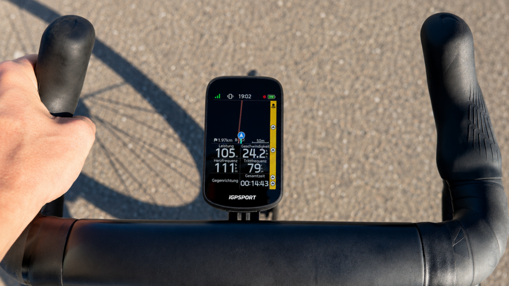 iGPSPORT BSC 500 am Rennradlenker mit eingeblendeter Radar-Anzeige und Fahrdaten