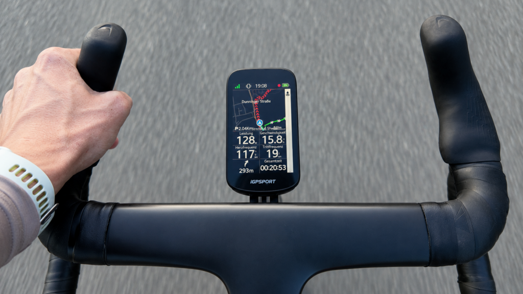 iGPSPORT BSC 500 mit roter Neuberechnung der Route während der Fahrt