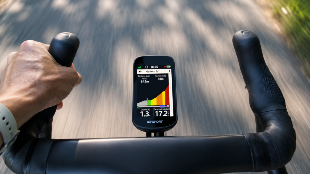 iGPSPORT BSC 500 mit farbigem Steigungsprofil und Daten zum nächsten Anstieg während der Fahrt