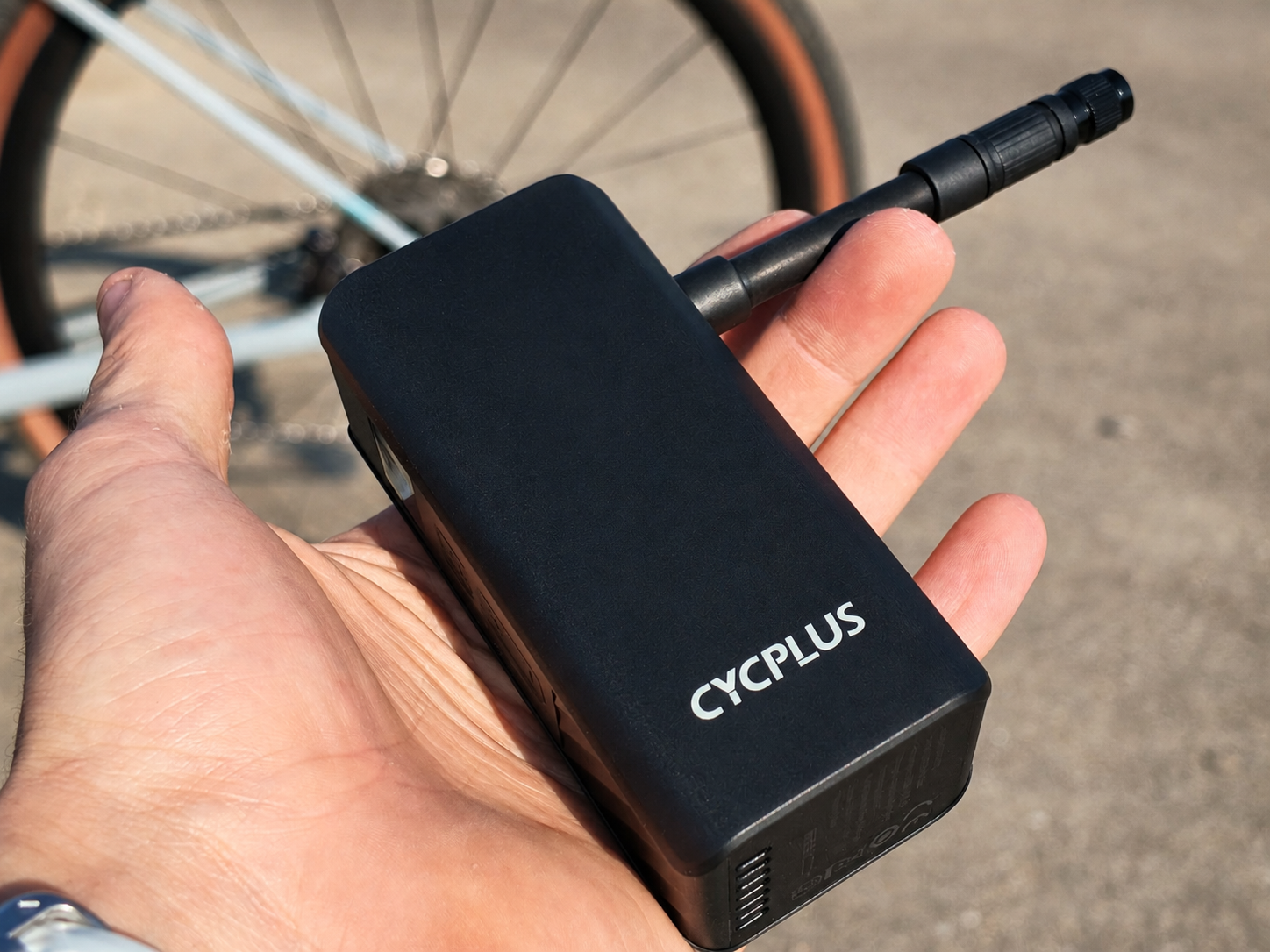 CYCPLUS A3 Mini elektrische Fahrradpumpe mit Luftschlauch