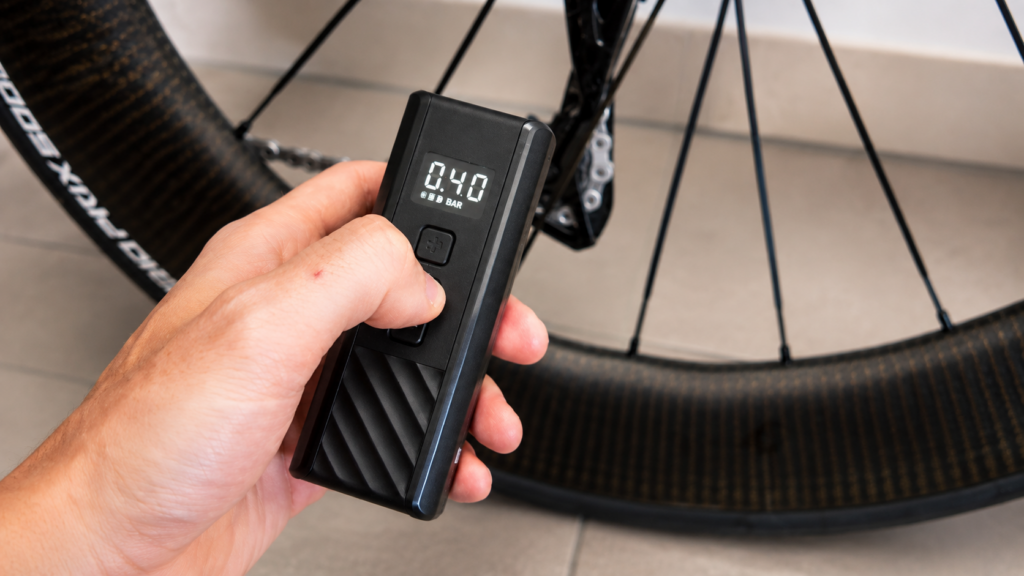 Druck an der CYCPLUS A3 Mini mit Plus- und Minus-Taste einstellen