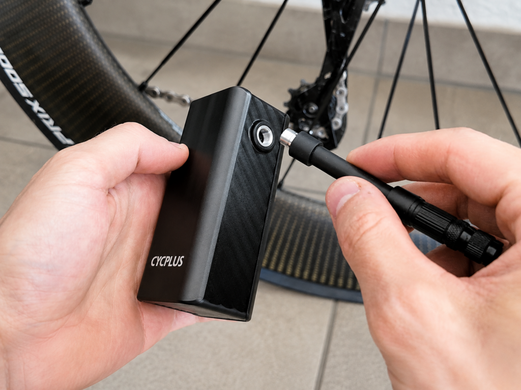 Schlauch an der CYCPLUS A3 Mini elektrischen Fahrradpumpe montieren