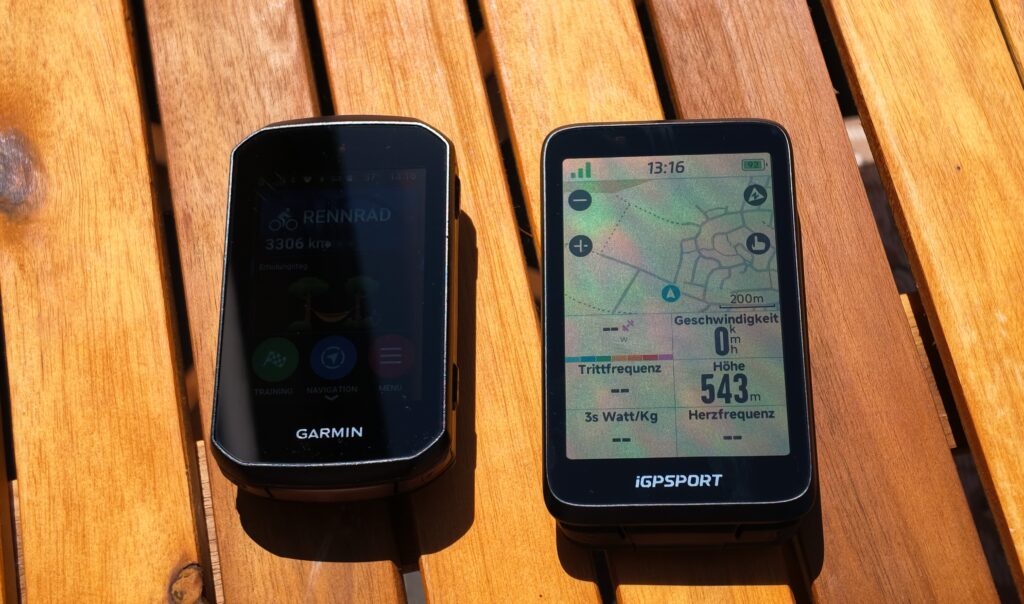 Zu sehen sind der iGPSport BiNavi und der Garmin Edge 850 in der prallen Sonne. Der iGPSPORT BiNavi ist deutlich besser abzulesen als der Garmin Edge 850