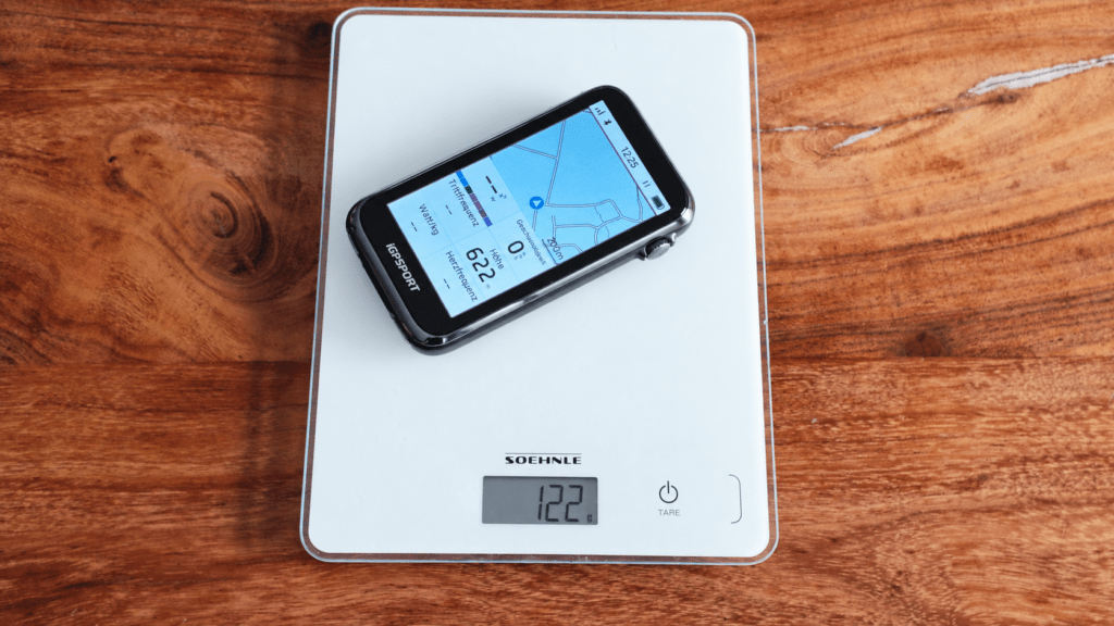 iGPSPORT BiNavi Ultra: Gewicht messen iGPSPORT BiNavi Ultra auf einer digitalen Waage bei der Gewichtsmessung