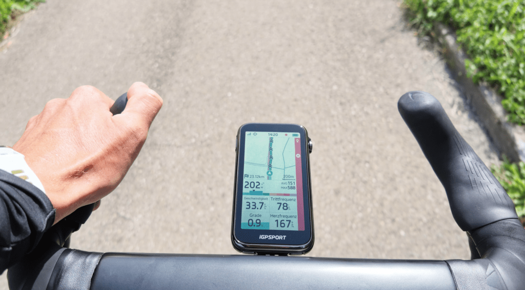 iGPSPORT BiNavi Ultra: Radarwarnung iGPSPORT BiNavi Ultra am Rennradlenker mit Radarwarnanzeige