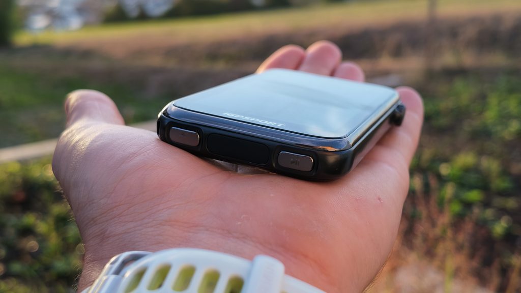 iGPSPORT BiNavi Ultra: Metalltasten Unterseite des iGPSPORT BiNavi Ultra mit Metalltasten in der Hand