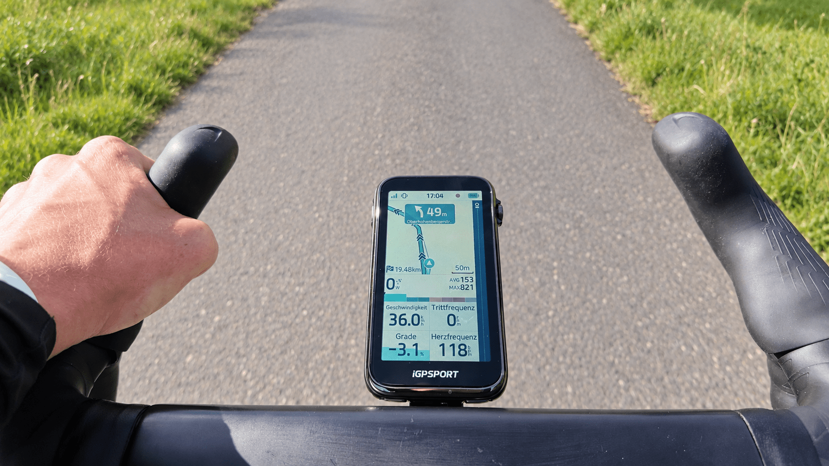 iGPSPORT BiNavi Ultra am Rennradlenker iGPSPORT BiNavi Ultra mit Kartennavigation am Rennradlenker während einer Fahrt