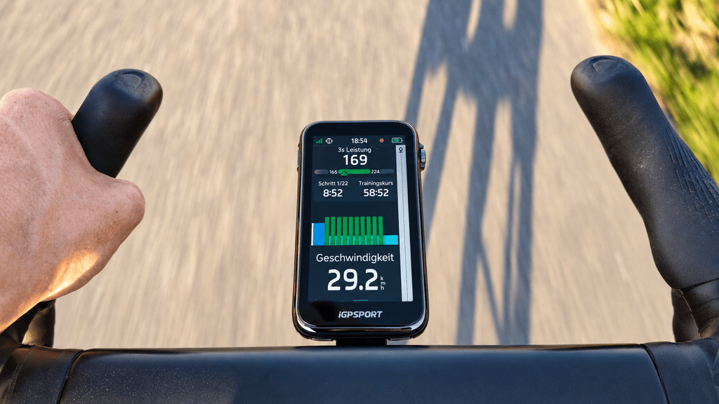 iGPSPORT BiNavi Ultra: Strukturiertes Training iGPSPORT BiNavi Ultra zeigt eine strukturierte Trainingseinheit am Rennradlenker