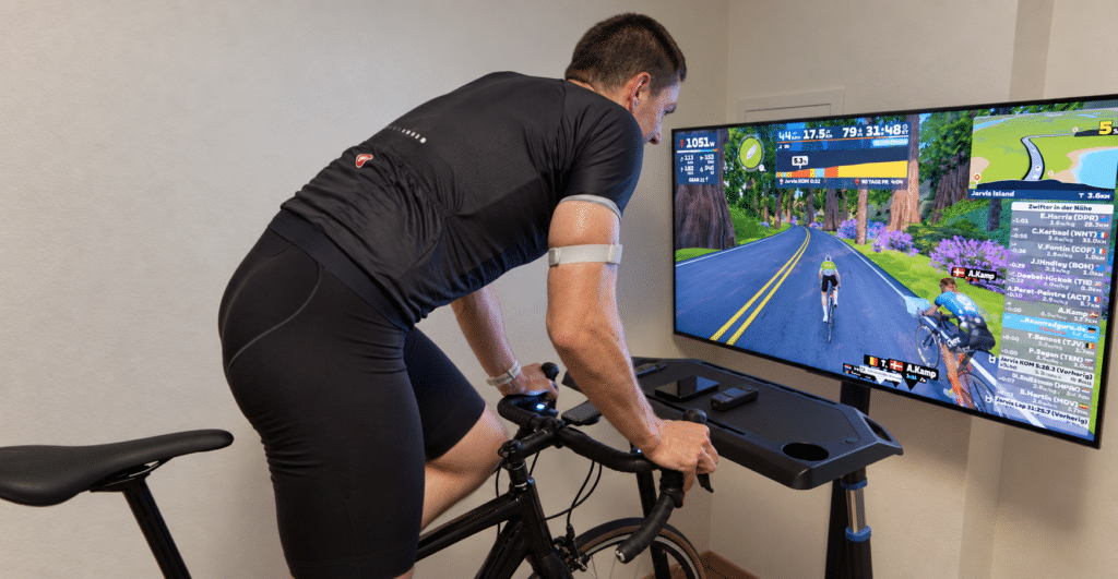 Radfahrer mit iGPSPORT HR80 am Oberarm bei einem Sprint im Zwift-Training