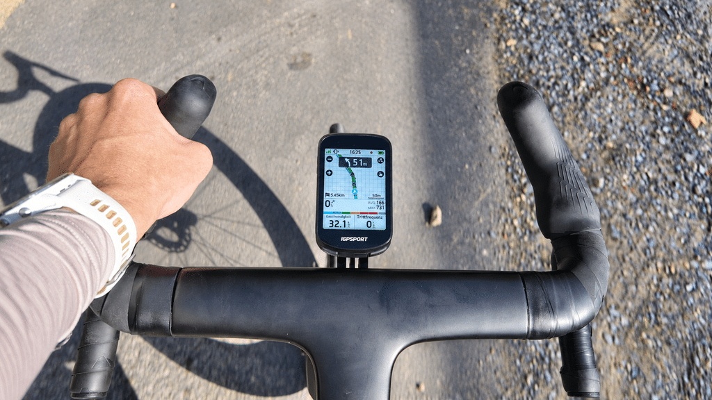 iGPSPORT BSC200 Pro am Rennradlenker mit Navigationsanzeige während einer Fahrt