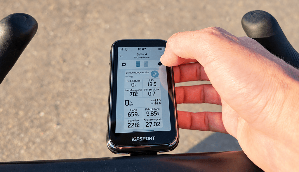 iGPSPORT BiNavi Ultra: Datenfelder bearbeiten Hand bedient die Datenfelder auf dem Touchscreen des iGPSPORT BiNavi Ultra