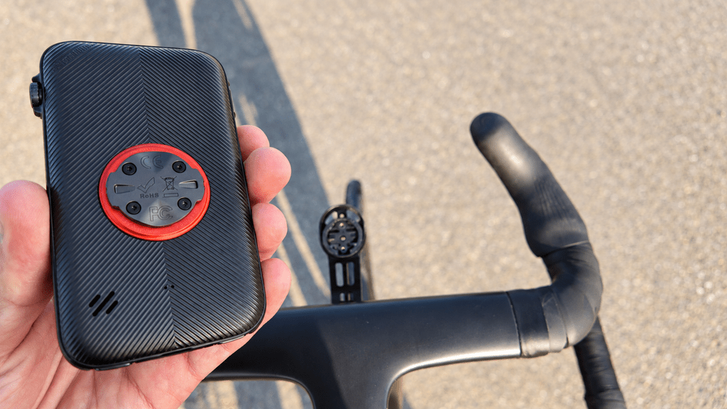 iGPSPORT BiNavi Ultra: Befestigungsaufnahme Rückseite des iGPSPORT BiNavi Ultra mit Befestigungsaufnahme neben der Lenkerhalterung