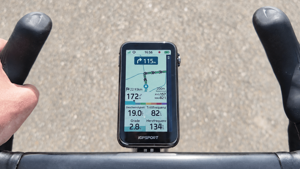 iGPSPORT BiNavi Ultra: Abbiegehinweis Abbiegehinweis auf dem Display des iGPSPORT BiNavi Ultra während der Fahrt