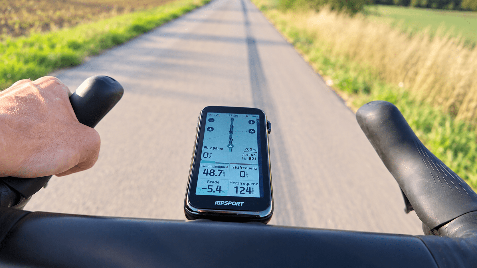 iGPSPORT BiNavi Ultra am Rennradlenker mit mehreren Fahrdaten auf dem Display