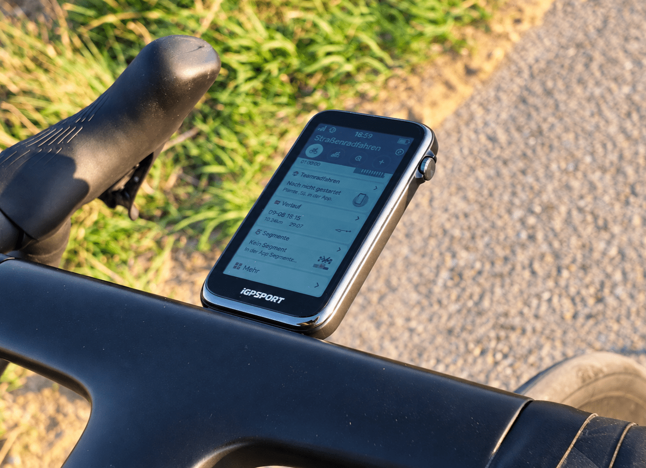iGPSPORT BiNavi Ultra am Rennradlenker mit geöffnetem Menü